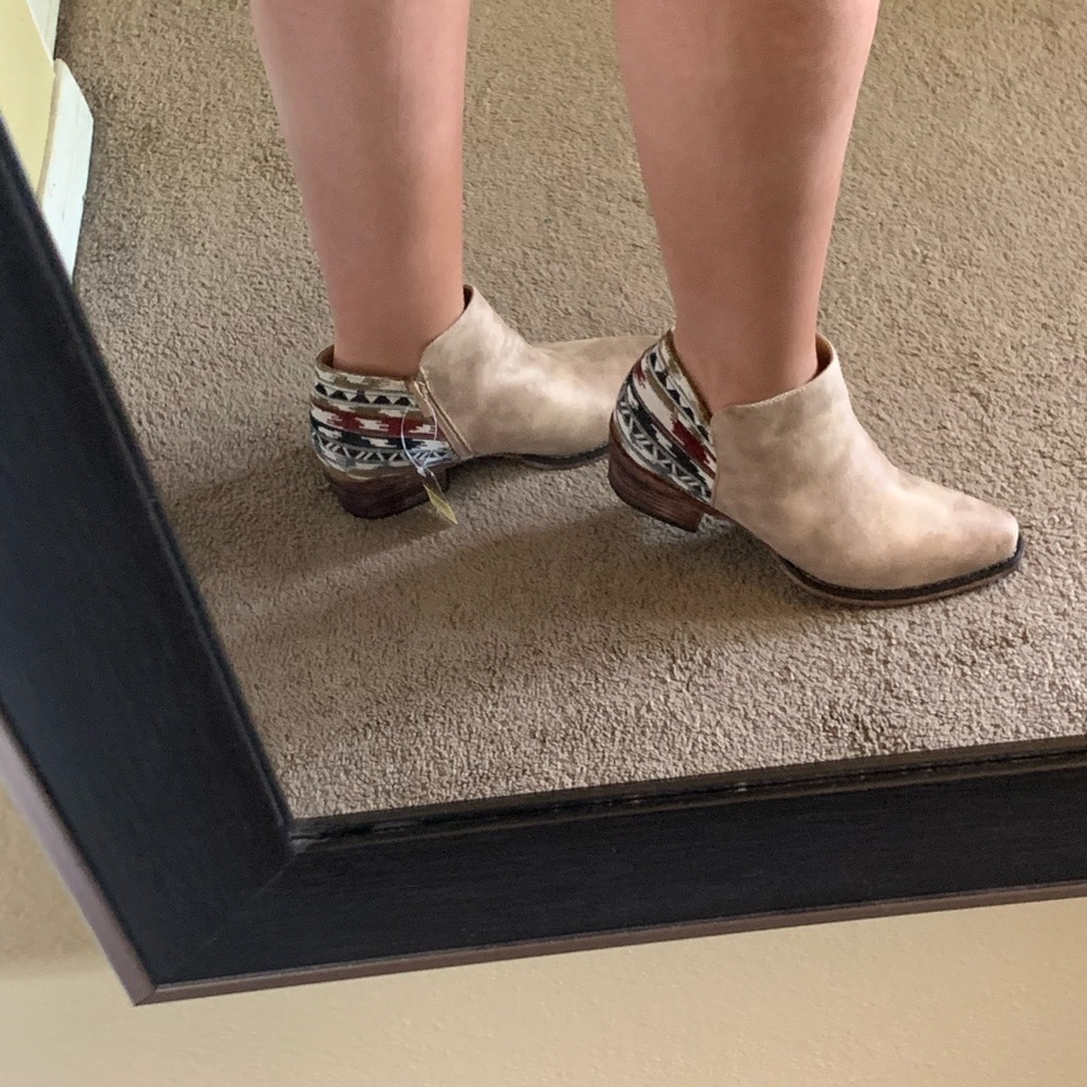 • [NIB] Roper Embroidered Booties • - Picture 12 of 14